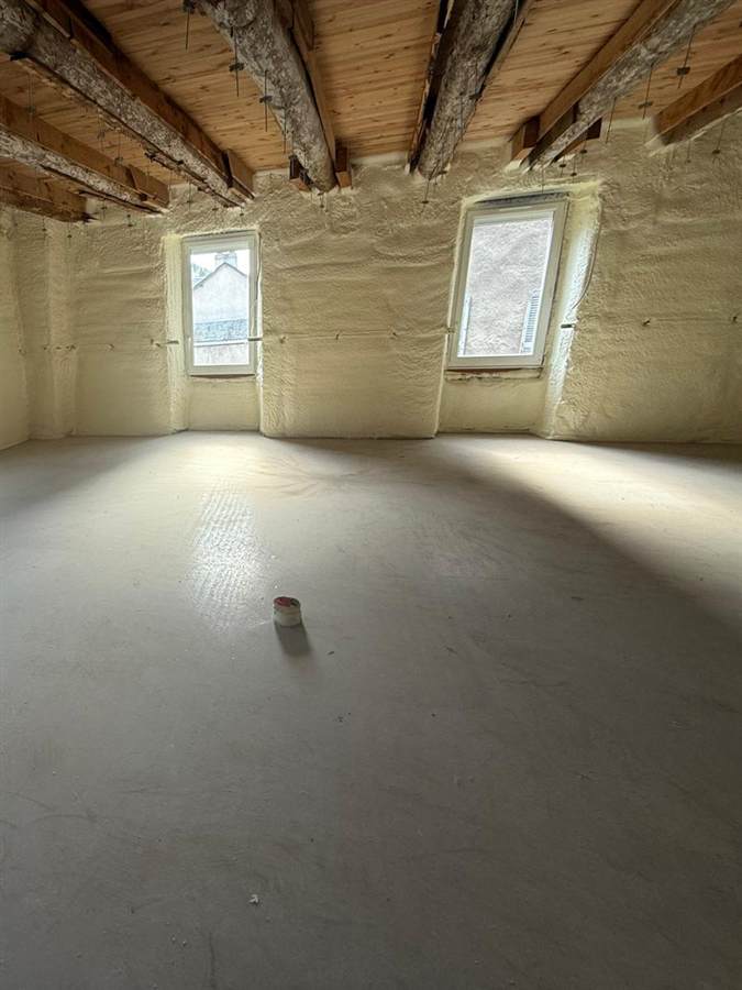 Isolation de combles dans un bâtiment industriel par mousse polyuréthane