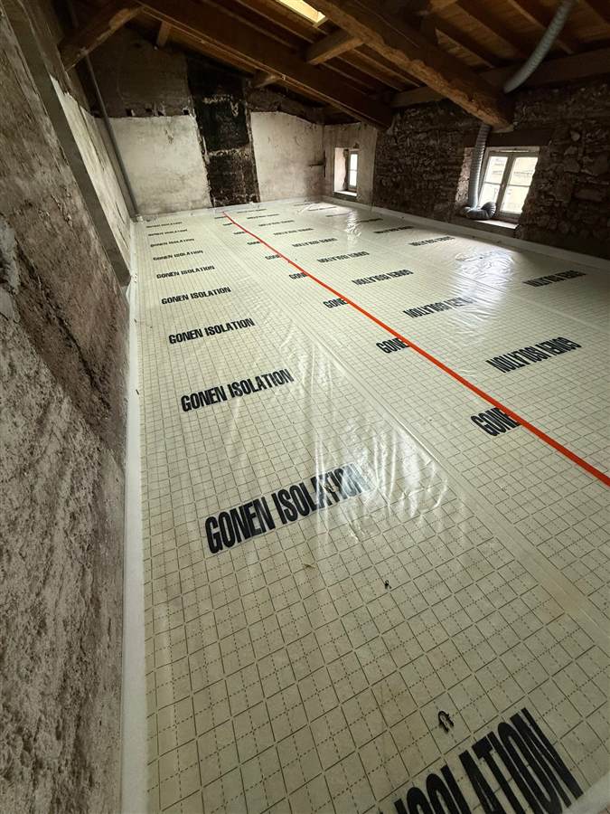 Combles aménagés, sol isolé sous charpente apparente