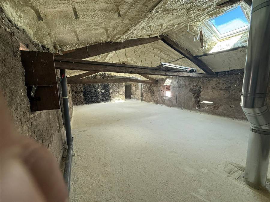 Vieille charpente en bois sous toiture isolée à la mousse polyuréthane