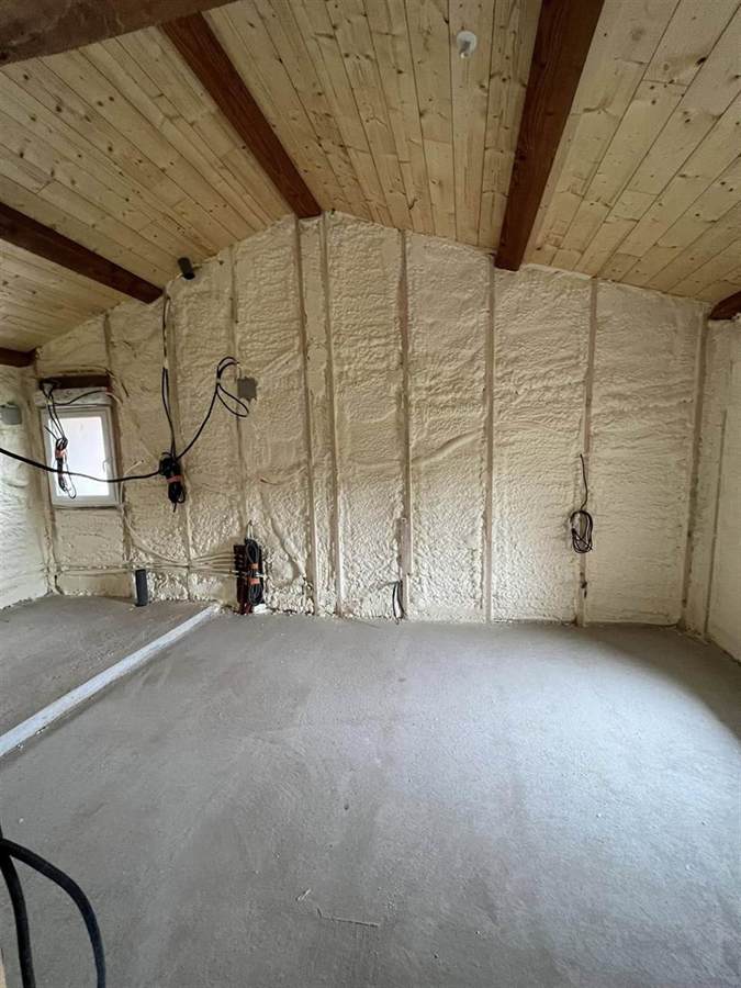 Mur intérieur isolé par mousse polyuréthane projetée à Feurs
