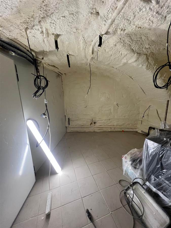 Plafond de cave isolé par projection de mousse polyuréthane