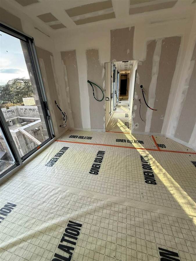 Plancher isolé, maison neuve à Feurs