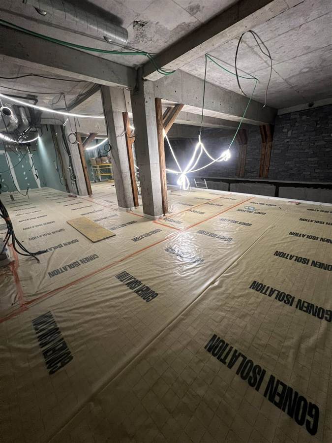 Plancher de sous-sol en béton isolé par mousse polyuréthane