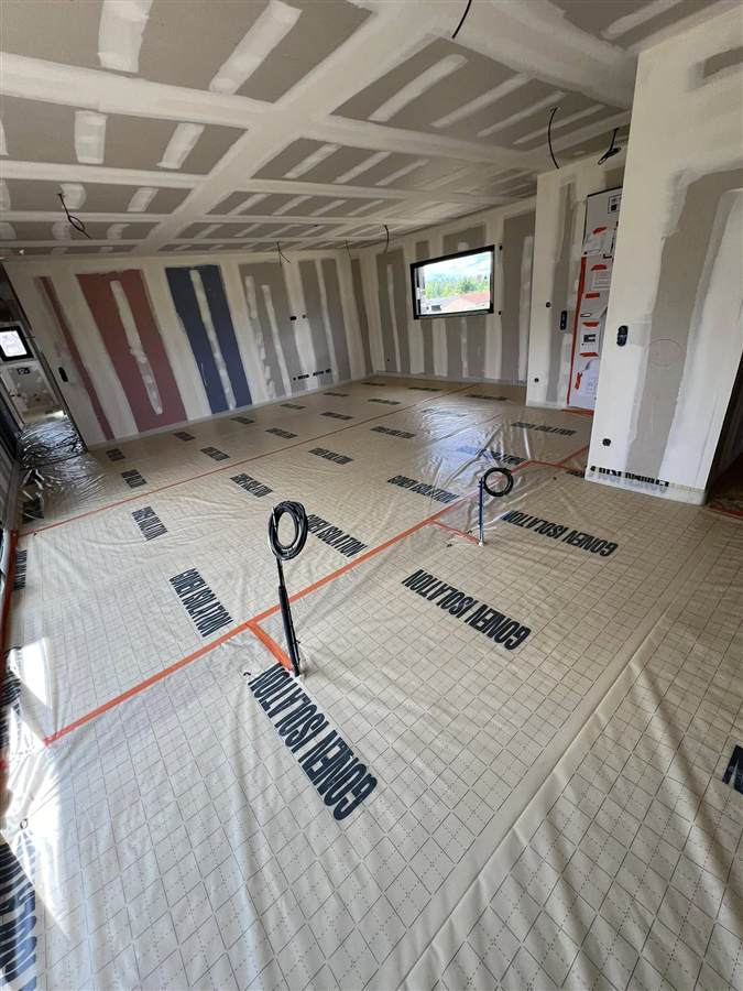 Sol isolé dans une maison neuve avec velux