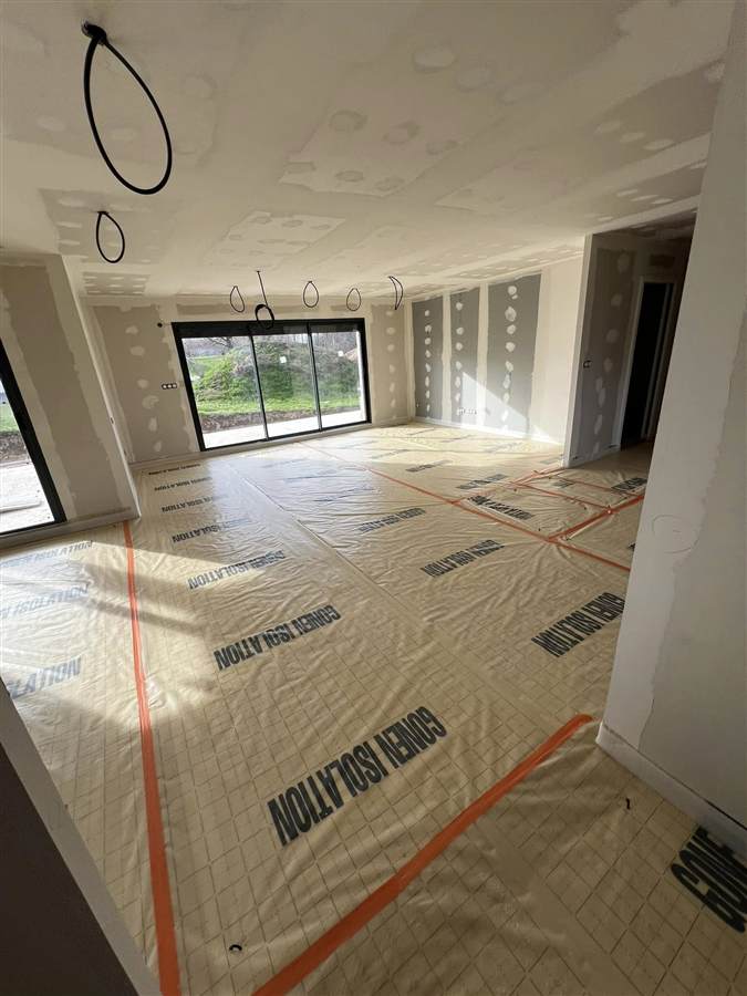 Sol d'une pièce à vivre isolé en rénovation