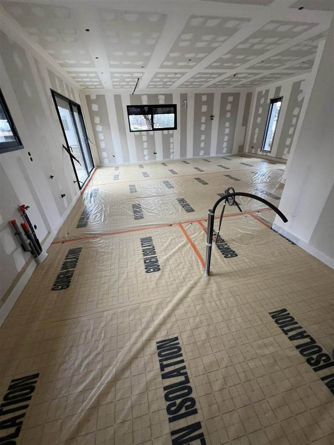 Sol de séjour isolé sur un chantier de construction neuve