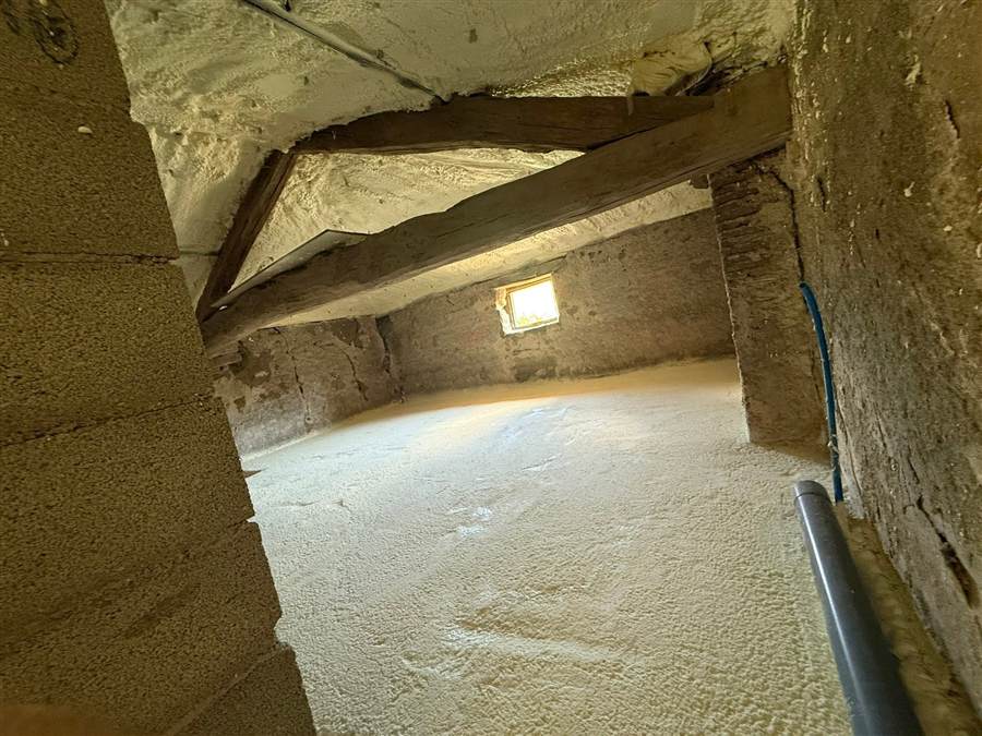 Toiture en pierre isolée sous charpente par mousse polyuréthane